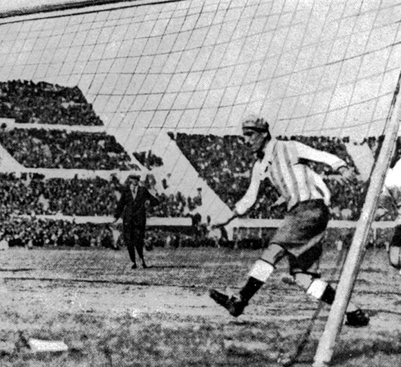 ما وراء الملعب: الفصول التي لا تنسى في تراث كرة القدم الدائم 