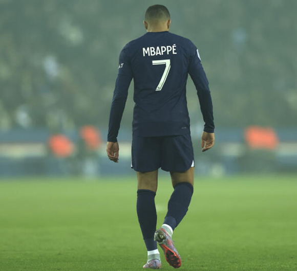 مبابي يتخذ قرار الرحيل ويبلغ إدارة باريس 