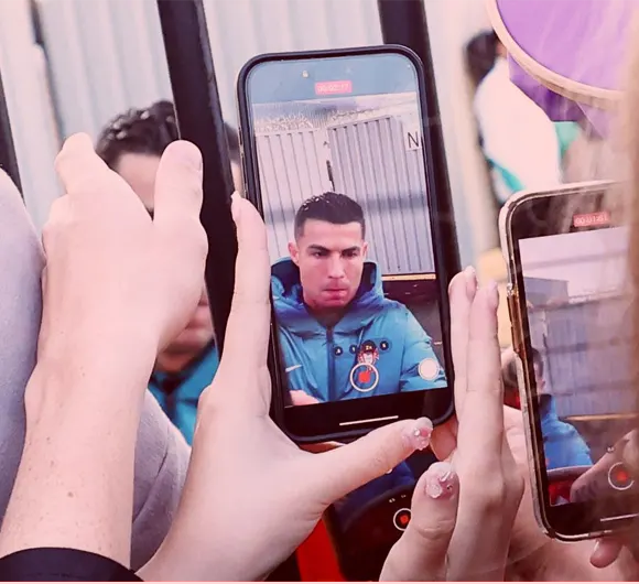 جماهير كرة القدم في بيزلي مذهولة عندما يوقع كريستيانو رونالدو على التذكارات في ملعب سانت ميرين