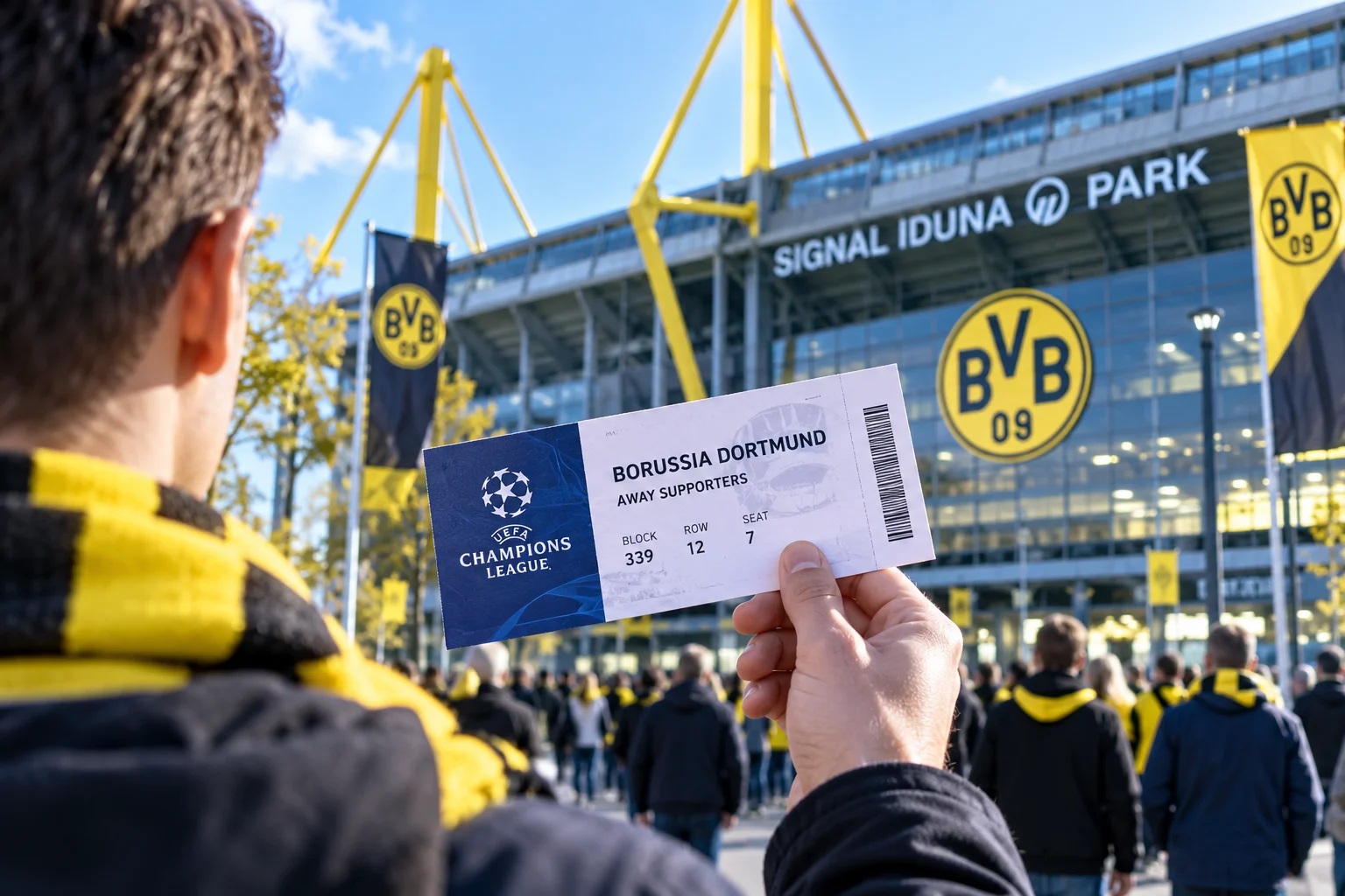مشجع يحمل تذكرة مباراة دوري أبطال أوروبا على ورقة لمشجعي بوروسيا دورتموند الزائرين خارج ملعب سيغنال إيدونا بارك.
