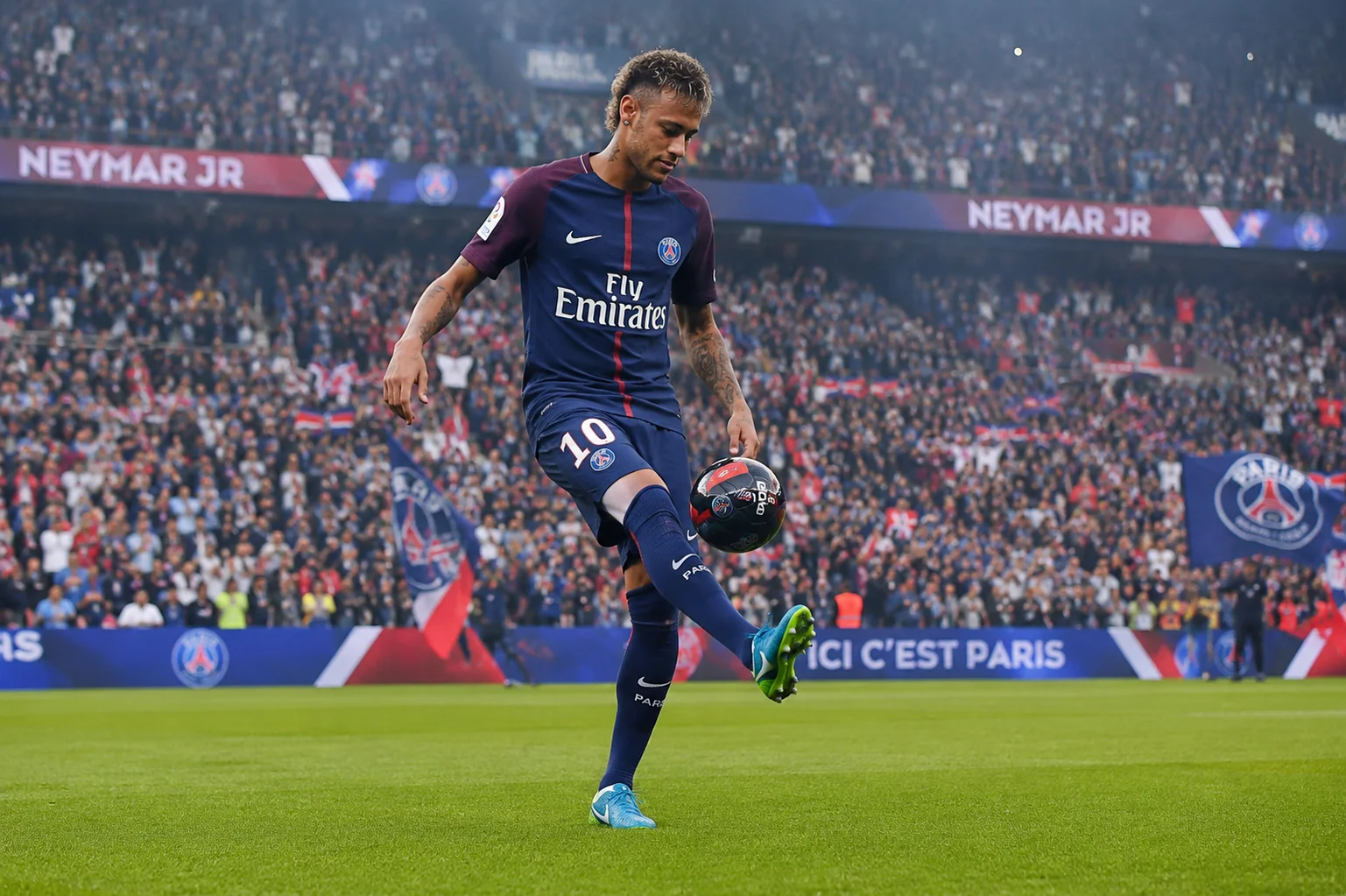 نيمار جونيور يتلاعب بكرة القدم على الملعب خلال تقديمه الرسمي في بارك دي برينس بعد انتقاله القياسي العالمي البالغ 222 مليون يورو إلى باريس سان جيرمان في 2017.