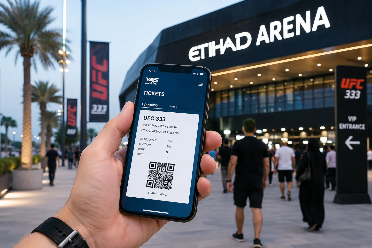 يد تحمل هاتفًا ذكيًا خارج أرينا الاتحاد تعرض تذكرة رقمية لـ UFC 333 في 21 أغسطس 2026، مع رمز QR وتفاصيل المقعد (الفئة 2، القسم 201، الصف H، المقعد 15)، مع الحضور يتجهون نحو الساحة المضاءة في الخلفية.